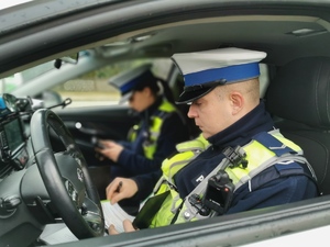 Policjanci podczas kontroli prędkości