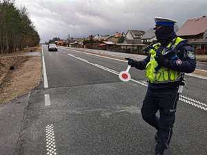 Policjanci podczas kontroli prędkości