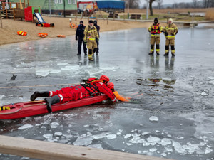Policjanci i strażacy podczas wspólnego szkolenia na lodzie