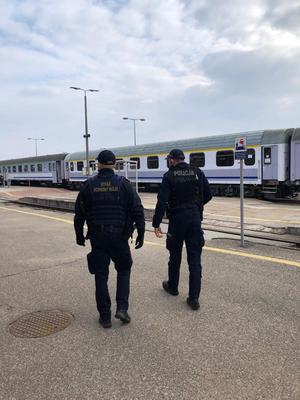 policjant i strażnik przy pociągu