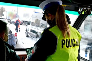 Policjanci kontrolują autobusy