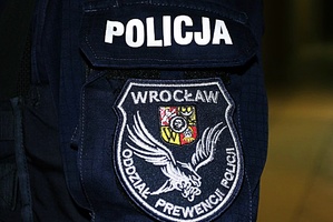 naszywka z napisem oddział prewencji policji Wrocław na górze napis policja