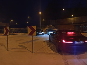 Samochody zaparkowane na śniegu