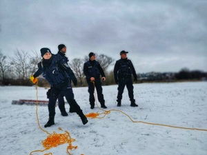 Policjanci szkolą się z ratownictwa lodowego