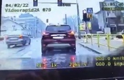 Samochód wjeżdża na skrzyżowanie na czerwonym świetle