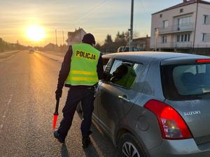 Policjanci badają trzeźwość kierowców