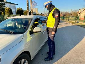 Policjanci badają trzeźwość kierowców