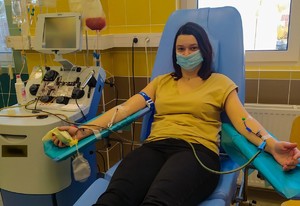 Kobieta na fotelu oddaje krew