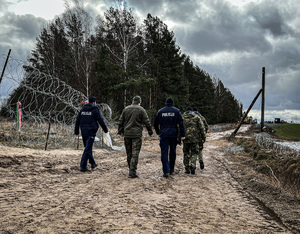 Policjanci i żołnierze na pasku granicznym