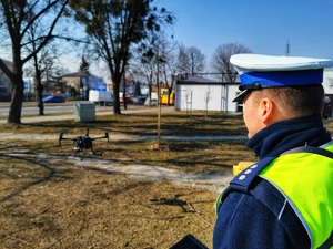 Policjant i dron