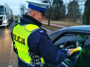Policjant bada trzeźwość kierowców.
