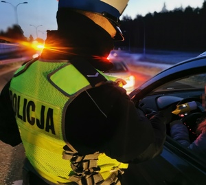 policjant przy samochodzie