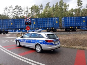 Policjanci obserwują przejazdy kolejowe