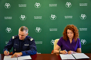 Policjant i kobieta, podpisują dokument