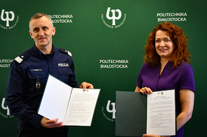 Policjant i kobieta, podpisują dokument