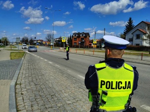 policjanci w trakcie działań prędkość