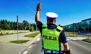 policjant na ulicy z podniesiona dłonią