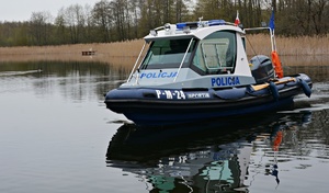 Policyjna łódka na jeziorze