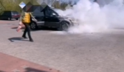 mężczyzna przy samochodzie spod maski którego wydobywa się biały dym