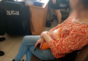 kobieta siedzi przy biurku