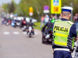 policjant na drodze, w tle motocykliści