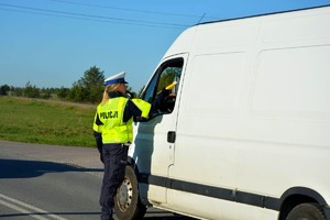 policjant przeprowadza badanie stanu trzeźwości kierowcy samochodu zatrzymanego do kontroli