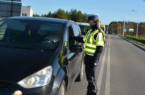 policjantka przeprowadza badanie stanu trzeźwości kierowcy samochodu zatrzymanego do kontroli