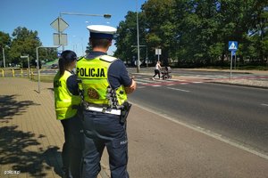 Policjanci obserwują przejście dla pieszych