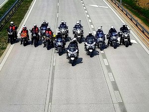Funkcjonariusze jeżdżą motocyklami po drodze