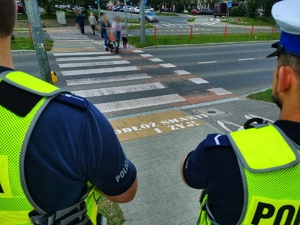 Policjanci podczas działań  pieszy