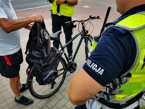 Policjanci kontrolują rowerzystę