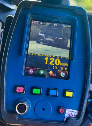 zdjęcie urządzenia na ekranie pojazd na drodze i cyfry oznaczające pomiar prędkości oraz jej wysokość wynosząca 120 kilometrów na godzinę