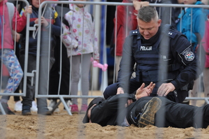 Policjanci na plaży razem z dziećmi