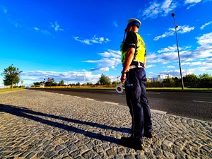 Policjant stoi przy drodze