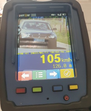 ekran miernika prędkości na ekranie samochód i cyfry 105