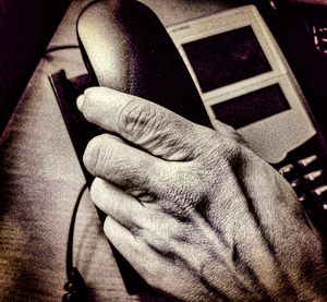 dłoń na telefonie