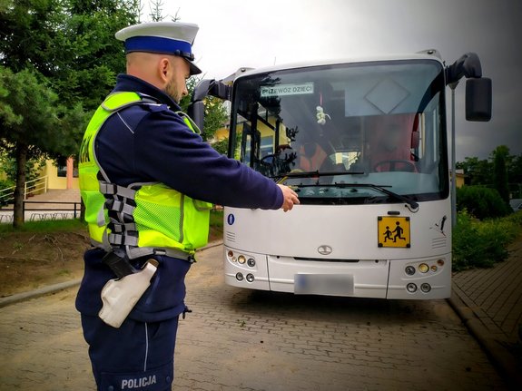 policjant i autobus