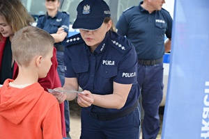 Policjantka i dziecko