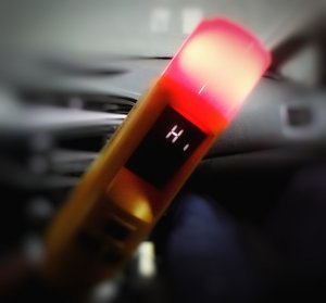 urządzenie do badania trzeźwości z zapaloną czerwoną diodą