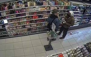 Nagranie z monitoringu, na którym widać dwóch mężczyzn przy sklepowych półkach