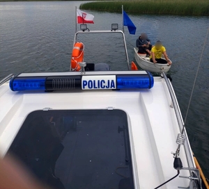 Holowanie wędkarzy przez policyjną łódkę