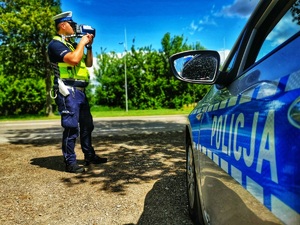 Policjanci kontrolują prędkość