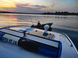 policyjna łódź i zachód słońca