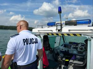 Policjanci na łódkach i przy wodzie