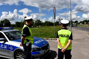 Policjanci obserwują rejon przejścia dla pieszych