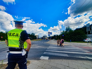 Policjanci przy przejściu dla pieszych