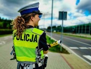 Policjantka trzyma alkoblow