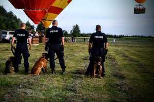 policjanci i balony