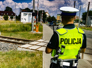 Policjant przy przejeździe kolejowym