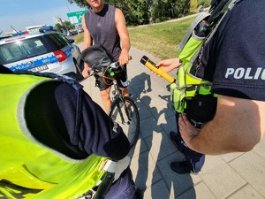 policjanci podczas kontroli roweru